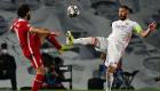 صلاح أم بنزيما.. من الأقرب للتتويج بالكرة الذهبية؟