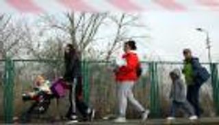 مشاهد من 3 مستويات.. عنصرية أوروبية ضد اللاجئين في زمن الحروب