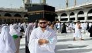 حبيب نورمحمدوف.. بطل "UFC" التاريخي يخطف القلوب في مكة (صور)