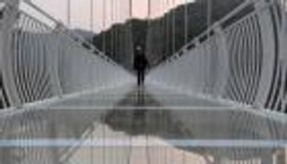 "التنين الأبيض".. جسر زجاجي يرتفع 150 مترا فوق غابات فيتنام (صور)