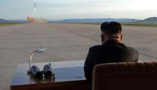 كيم يتابع إطلاق أحد الصواريخ - أرشيفية