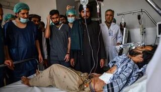 أحد الجرحى في تفجير الأسبوع الماضي بمزار شريف- ا ف ب