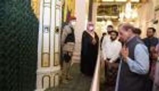 فيديو.. الأزمة الباكستانية تنتقل مع شهباز إلى الحرم النبوي
