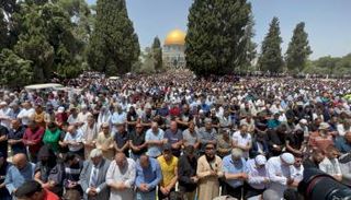  الآلاف يؤدون صلاة الجمعة الأخيرة من رمضان بالأقصى