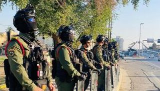 عناصر أمنية في حال تأهب قرب جسر