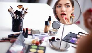 بحيل مكياج بسيطة يمكنكِ إخفاء عيوب الوجه وإبراز ملامحه