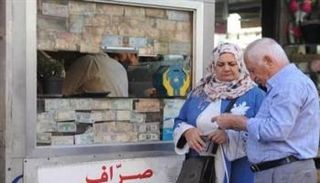 لبنانيون أمام منفذ للصرافة - أرشيفية