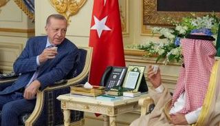 أردوغان يحتسي القهوة برفقة العاهل السعودي الملك سلمان بن عبدالعزيز