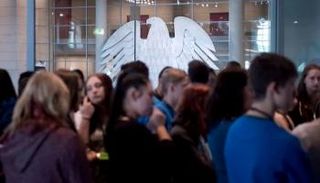 شبان ألمان في مقر البرلمان الاتحادي