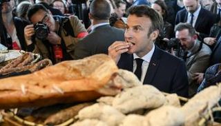 ماكرون خلال جولة له بأحد المتاجر