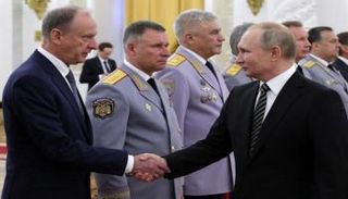 الرئيس الروسي فلاديمير بوتين  يصافح رئيس مجلس الأمن القومي نيكولاي باتروشيف 