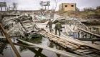 هجمة أوكرانية مرتدة.. حريق بمنشأة للجيش الروسي وتدمير جسر