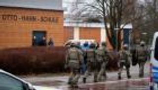 عشية عيد العمال.. محتجون يضرمون النار في حاجز بلايبزيج الألمانية