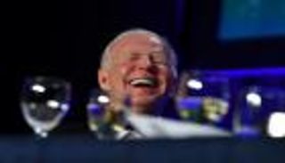 بايدن يسخر من نفسه وينشر الدعابات خلال حفل "مراسلي البيت الأبيض"