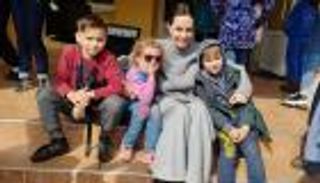 أنجلينا جولي في مدينة لفيف الأوكرانية (صور وفيديو)