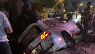 سيارة ترتطم بتمثال 