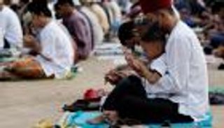 صور.. المسلمون يؤدون صلاة عيد الفطر في عدة دول