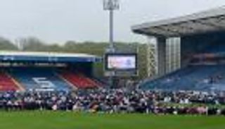 لأول مرة.. تكبيرات عيد الفطر تصل إلى الملاعب الإنجليزية (فيديو)