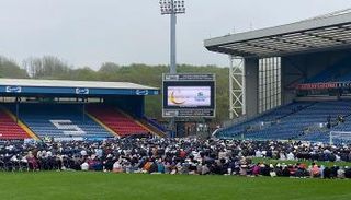 صلاة عيد الفطر من ملعب بلاكبيرن