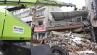 انتشال شخص حي قضى 3 أيام تحت أنقاض مبنى منهار