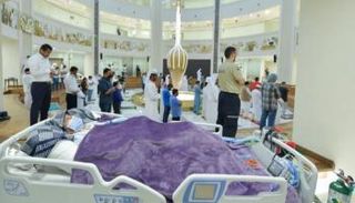 مريض طريح الفراش يؤدي صلاة العيد