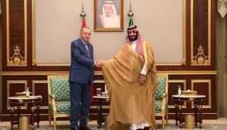 ولي العهد السعودي خلال استقبال الرئيس التركي