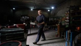 فاديم ميرنيشنكو أحد المتخصصين في صناعة السيوف