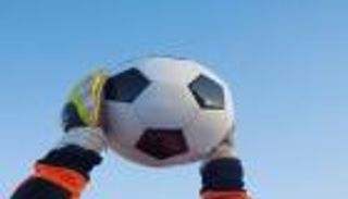 تاريخ كرة القدم.. متى تمكن حارس المرمى من استخدام يده؟