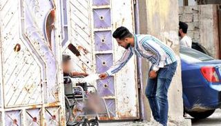 فريق تطوعي يوزع عيدية الفطر على عائلة في أطراف محافظة نينوى