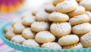 طبق مليء بكحك عيد الفطر