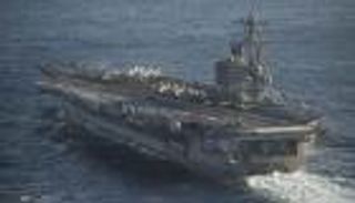 انتحار ووفيات غامضة.. 200 بحار يغادرون حاملة طائرات أمريكية