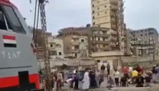 المصلون أمام القطار