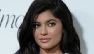 كايلي جينر تخطف الأضواء بفستان زفاف وقبعة رياضية في حفل "ميت جالا"