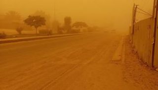 شارع رئيسي شرقي بغداد يتحول لقطعة صفراء داكنة بسبب الغبار