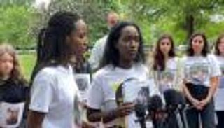 أمريكيات يفضحن "عجز بايدن".. أزمة المعتقلين بإيران وروسيا