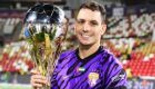 احتفال مثير لمهاجم العين بلقب الرابطة.. ما علاقة زوجته؟