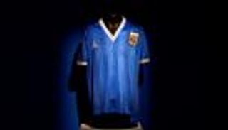 بعد مارادونا 86.. قميص جديد عمره 25 عاما للبيع بملايين