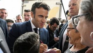 الرئيس الفرنسي إيمانويل ماكرون وسط انصاره 