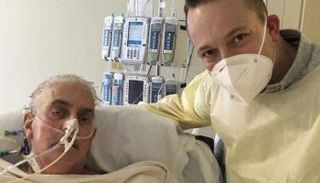 المريض ديفيد بينيت مع طبيبه عقب زرع قلب الخنزير