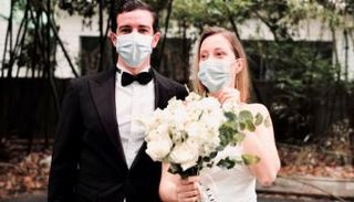 العروسان جانيل نويتس وماثيو ميتشنر