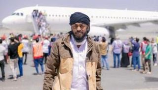 لحظة وصول أسرى ومعتقلين من سجون الحوثي إلى مطار عدن.. أرشيفية