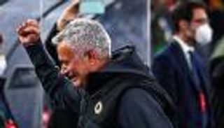 مورينيو ينهمر باكيا في أرض الملعب.. فما السر؟ (فيديو)