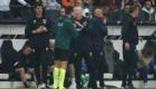 غضب وركل.. ماذا حدث في مباراة وست هام وفرانكفورت؟