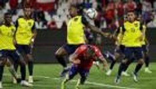 وثائق جديدة.. ظهير برشلونة يهدد بطرد الإكوادور من كأس العالم 2022
