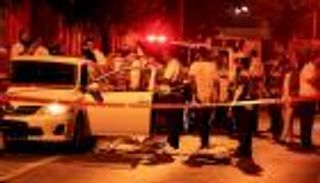 إسرائيل تتعقب منفذي هجوم إلعاد.. دوريات وحواجز ومروحيات