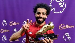 صلاح مع جائزة هداف الدوري الإنجليزي