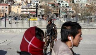 مقاتل من طالبان يحرس نقطة تفتيش في كابول (أ ف ب)