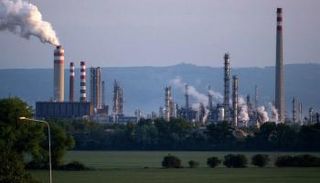 صورة عامة لأكبر مصفاة للزيوت المعدنية في سلوفاكيا