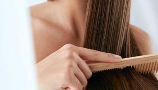 يجب تنظيف المشط بعمق مرتين أسبوعيا