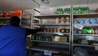 منفذ لبيع السلع التموينية في مصر - رويترز